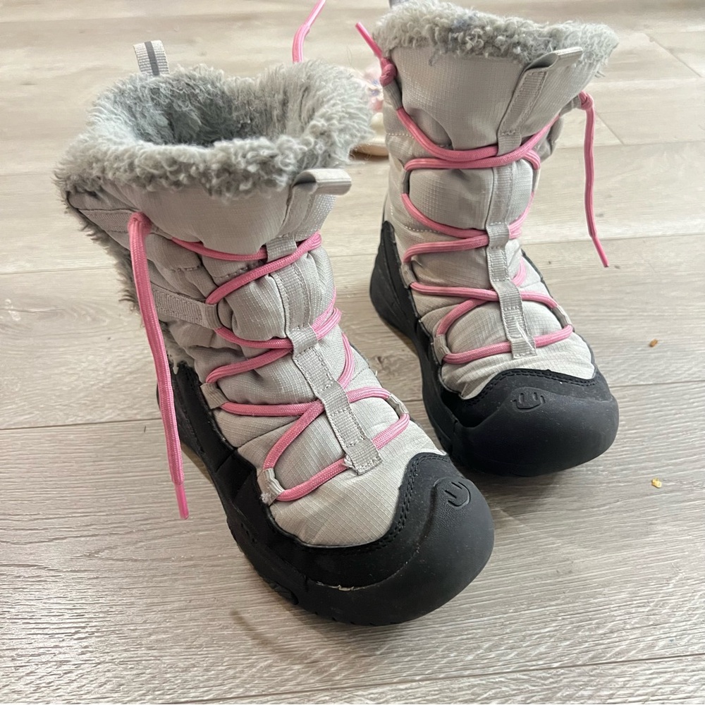 Happynocnoc winter boots size US12.5C Gray and Pink Winter Boots